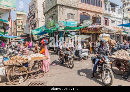 UDAIPUR, INDIEN - 14. FEBRUAR 2017: Straßenverkehr in Udaipur, Rajasthan Staat, Indien Stockfoto