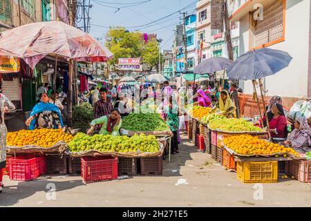 UDAIPUR, INDIEN - 14. FEBRUAR 2017: Obst- und Gemüsemarkt in Udaipur, Rajasthan, Indien Stockfoto