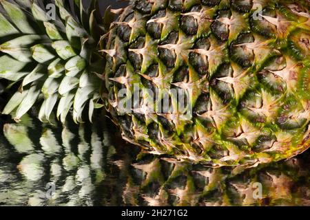 Verspiegelte Ananas auf schwarzem Hintergrund Stockfoto