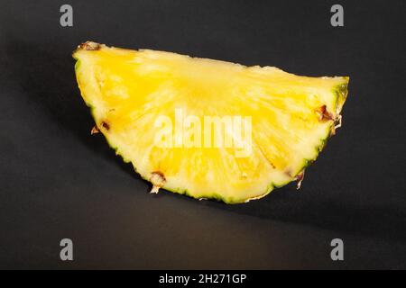 Ananas in Scheiben auf schwarzem Hintergrund Stockfoto