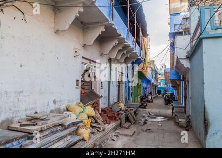 CHITTORGARH, INDIEN - 15. FEBRUAR 2017: Schmale Gasse in Chittorgarh, Rajasthan Staat, Indien Stockfoto