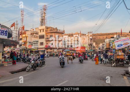 CHITTORGARH, INDIEN - 15. FEBRUAR 2017: Straßenverkehr in Chittorgarh, Rajasthan, Indien Stockfoto