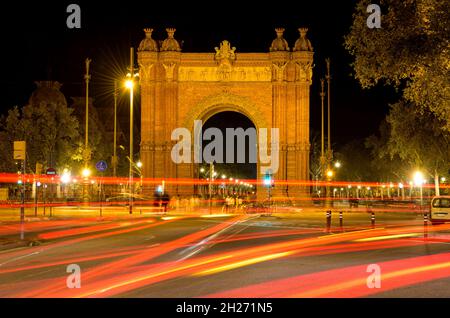 Arc de Triomf - Ein Blick auf die belebten Straßen vor dem Arc de Triomf, einem Triumphbogen, der für die 1888 Barcelona Universal Exposition in Barcelona gebaut wurde. Stockfoto