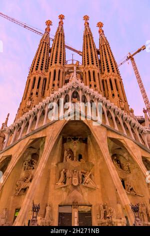 Sagrada Familia - Eine vertikale Weitwinkelansicht des Sonnenuntergangs der Westfassade der Passion der Basílica de la Sagrada Família. Barcelona, Katalonien, Spanien. Stockfoto