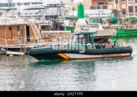 Barcelona, Spanien - 24. September 2021:Hochgeschwindigkeitsboot der Guardia Civil patrouilliert den Hafen. Staatliche Sicherheitskräfte und -Organe Stockfoto