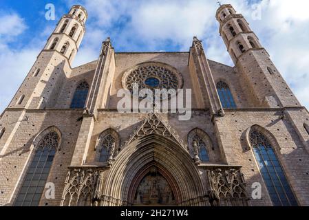 Basilika Santa Maria del Mar - Ein niedriger Winkel am Morgen Blick auf die westliche façade von Santa Maria del Mar - "Heilige Maria vom Meer", Barcelona, Spanien. Stockfoto