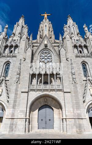 façade des Tempels des Heiligen Herzens Jesu - Eine vertikale, schräge Ansicht der Vorderseite façade des Tempels des Heiligen Herzens Jesu, Barcelona, Spanien. Stockfoto