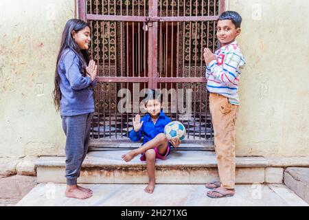 VRINDAVAN, INDIEN - 18. FEBRUAR 2017: Lokale Kinder in Vrindavan, Bundesstaat Uttar Pradesh, Indien Stockfoto