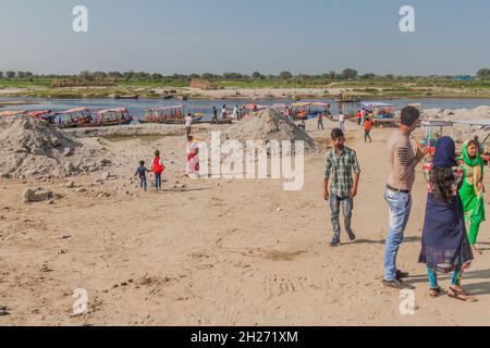 VRINDAVAN, INDIEN - 18. FEBRUAR 2017: Boote am Yamuna-Fluss in Vrindavan, Bundesstaat Uttar Pradesh, Indien Stockfoto