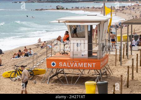 Barcelona, Spanien - 24. September 2021: Rettungsschwimmer am Strand von Barceloneta, Barcelona, Katalonien, Spanien Stockfoto