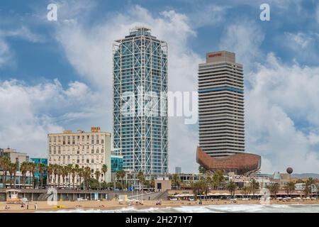 Barcelona, Spanien - 24. September 2021: Blick auf den Strand von Barceloneta, in Barcelona, Katalonien, Spanien Stockfoto