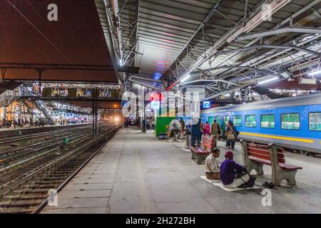 DELHI, INDIEN - 20. FEBRUAR 2017: Gatimaan Express (der schnellste Zug der Indian Railways) am Bahnhof Hazrat Nizamuddin in Delhi, Indien. Stockfoto