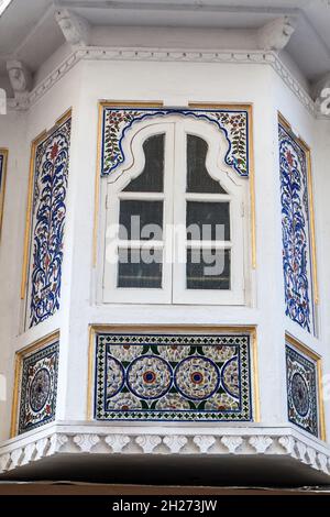 Kunstvoll verzierte Fenster eines alten Hauses in Udaipur, Rajasthan Staat, Indien Stockfoto