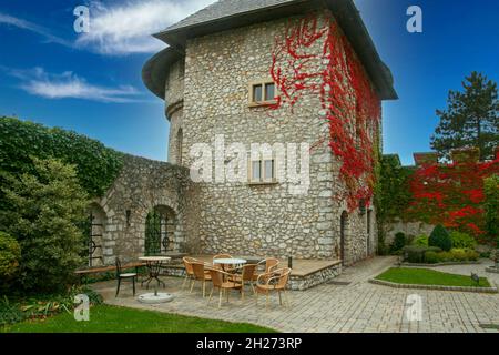 10-13-2021 Smolenice, Slowakei die Burg Smolenice - Eine Burg am östlichen Hang der Kleinen Karpaten, in der Nähe der Stadt Smolenice, Slowakei. Stockfoto