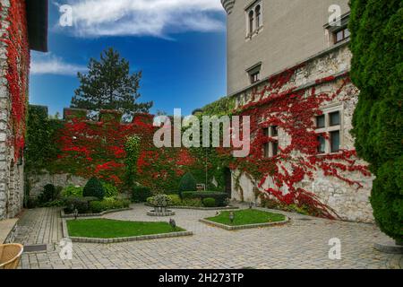 10-13-2021 Smolenice, Slowakei die Burg Smolenice - Eine Burg am östlichen Hang der Kleinen Karpaten, in der Nähe der Stadt Smolenice, Slowakei. Stockfoto