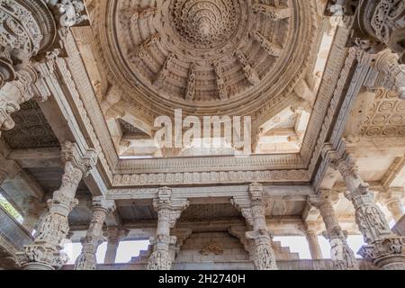 Geschnitzte Marmordekorationen von Jain Tempel in Ranakpur, Rajasthan Staat, Indien Stockfoto