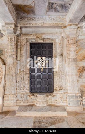 RANAKPUR, INDIEN - 13. FEBRUAR 2017: Tür in Jain Tempel in Ranakpur, Rajasthan Staat, Indien Stockfoto