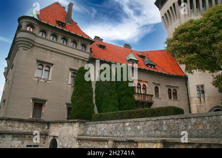 10-13-2021 Smolenice, Slowakei die Burg Smolenice - Eine Burg am östlichen Hang der Kleinen Karpaten, in der Nähe der Stadt Smolenice, Slowakei. Stockfoto