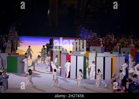 23. JULI 2021 - TOKIO, JAPAN: Gruppen jeden Alters tanzen um Boxen, die in drei Kreisen organisiert sind und dann in die Olympischen Spiele Tokio 2020 Emblem l Stockfoto