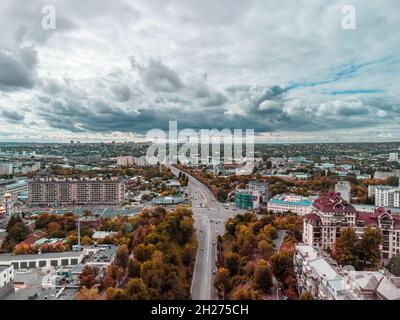 Herbstansicht der Stadt von der Klochkivskyj-Abfahrt auf dem Lopan-Flussgebiet. Dachgebäude und Straßen mit epischer Wolkenlandschaft in Kharkiv, Ukraine. Farbe g Stockfoto