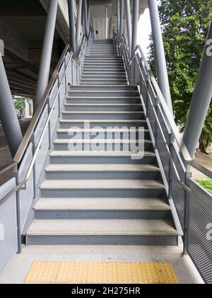 Die leere moderne Treppe mit dem Metallgeländer für den Eingang zum S-Bahnhof in der Stadt, Vorderansicht für den Kopierraum. Stockfoto