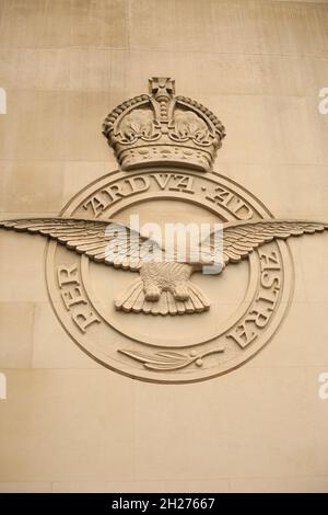 Bomber Command Memorial, London, 2021. Per ardua ad astra ist ein lateinischer Satz, der bedeutet: „durch die Widrigkeiten der Sterne“, das offizielle Motto des Roy Stockfoto