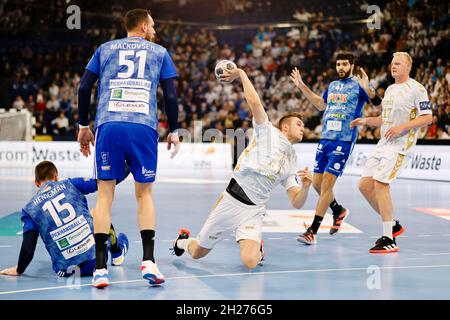 Kiel, Deutschland. Oktober 2021. Handball: Champions League, THW Kiel - Pick Szeged, Gruppenphase, Gruppe A, Matchday 6, Wunderino Arena. Kiels Nikola Bilyk (M) wirft auf das Tor. Quelle: Frank Molter/dpa/Alamy Live News Stockfoto