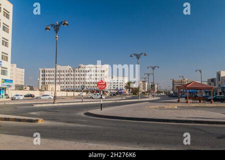 SALALAH, OMAN - 24. FEBRUAR 2017: Blick auf eine Straße in Salalah. Stockfoto