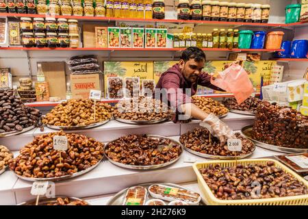 SALALAH, OMAN - 24. FEBRUAR 2017: Date Stall im Souq in Salalah. Stockfoto