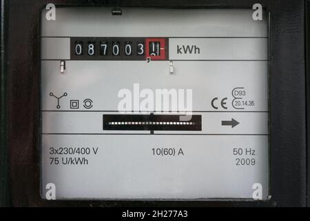 Strommessgerät zur Zählung der zu Hause verbrauchten Kilowattstunden, Konzept zur Einsparung von Geld beim Stromverbrauch bei steigenden Energiepreisen, ausgewählter Fokus Stockfoto