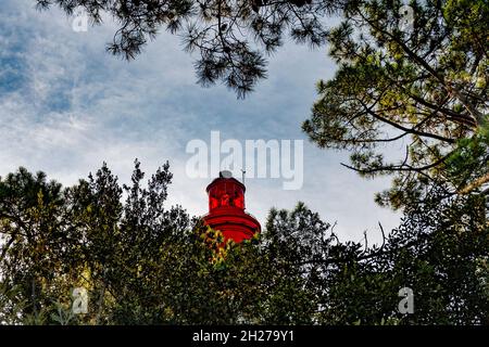 Der Leuchtturm von Lège-Cap-Ferret ist ein Wahrzeichen und kann besichtigt werden. Von der Spitze aus bietet sich ein herrlicher Blick über den Bassin d'Arcachon und den Atlantik Stockfoto