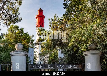 Der Leuchtturm von Lège-Cap-Ferret ist ein Wahrzeichen und kann besichtigt werden. Von der Spitze aus bietet sich ein herrlicher Blick über den Bassin d'Arcachon und den Atlantik Stockfoto