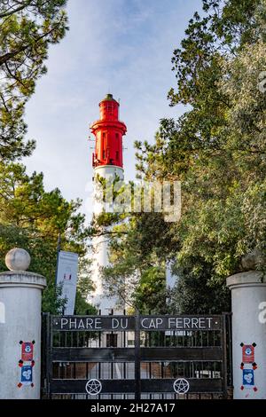 Der Leuchtturm von Lège-Cap-Ferret ist ein Wahrzeichen und kann besichtigt werden. Von der Spitze aus bietet sich ein herrlicher Blick über den Bassin d'Arcachon und den Atlantik Stockfoto