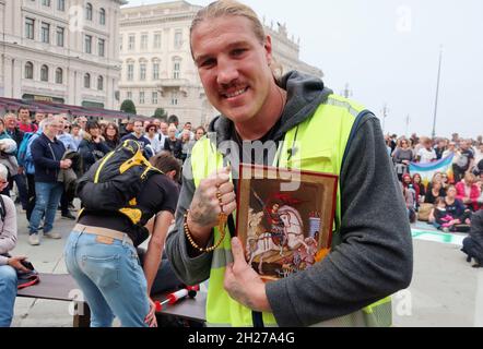 Fabio Fuiach, ehemaliger Boxeur und einer der Führer der Hafenarbeiter, die im Hafen von Triest arbeiten, wird am 20. Oktober auf der Piazza dell'Unità, Triest, Italien, auf der „No Green Pass“-Demonstration gesehen. 2021. Demonstranten gegen den „Green Pass“, das Covid 19-Impfzertifikat, führen in Triest einen All-Out-Sit durch. In Italien ist der Green Pass seit dem vergangenen Oktober 15 für alle Arbeitnehmer obligatorisch. Triest ist zur Hauptstadt der Demonstranten geworden, die die italienische Regierung auffordern, sich impfen zu lassen oder nicht, und den Green Pass abzuschaffen. (Foto: Elisa Gestri/Sipa USA) Stockfoto