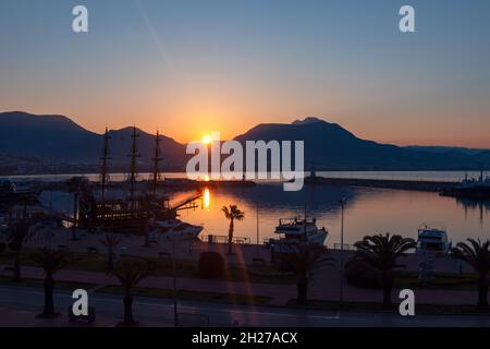 Nahaufnahme der küste von alanya bei Sonnenaufgang in Alanya, Antalya, Türkei. Stockfoto