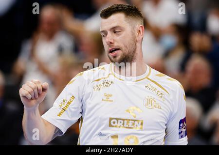 Kiel, Deutschland. Oktober 2021. Handball: Champions League, THW Kiel - Pick Szeged, Gruppenphase, Gruppe A, Matchday 6, Wunderino Arena. Der Kieler Niclas Ekberg feiert nach einem Tor. Quelle: Frank Molter/dpa/Alamy Live News Stockfoto