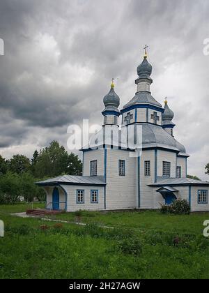 Alte Holzkirche auf grünem Rasen Stockfoto