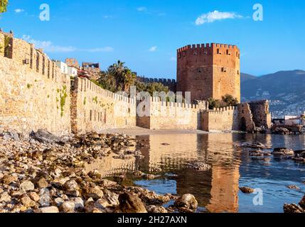 Nahaufnahme des Roten Turms, der lokal als Kizil Kule in Alanya, Antalya, Türkei, bekannt ist. Stockfoto