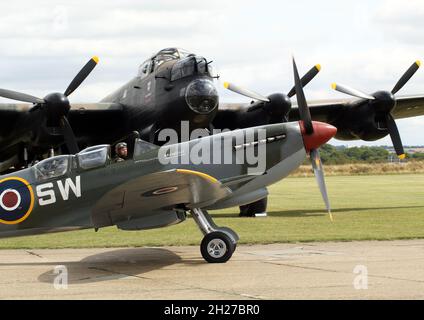 Ein Supermarine Spitfire und der Gedenkflug zur Schlacht von Großbritannien Lancaster Bomber im IWM Duxford, Sommer 2022 Stockfoto