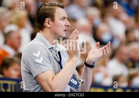 Kiel, Deutschland. Oktober 2021. Handball: Champions League, THW Kiel - Pick Szeged, Gruppenphase, Gruppe A, Matchday 6, Wunderino Arena. Kiels Trainer Filip Jicha klatscht. Quelle: Frank Molter/dpa/Alamy Live News Stockfoto