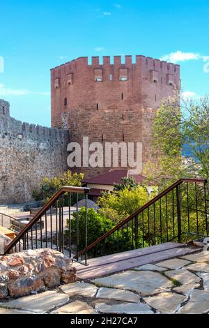 Nahaufnahme des Roten Turms, der lokal als Kizil Kule in Alanya, Antalya, Türkei, bekannt ist. Stockfoto