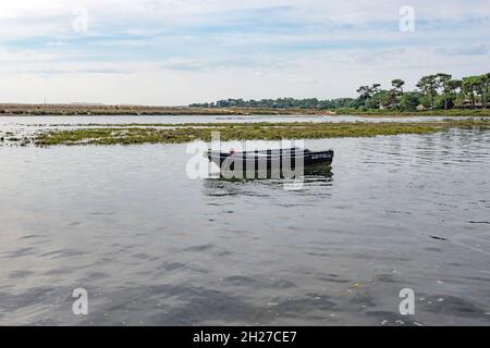 Ein Fischerboot, das am Ufer des Viertels des Austernzüchters bei Cap Ferret am Bassin d'Arcachon festgemacht ist Stockfoto