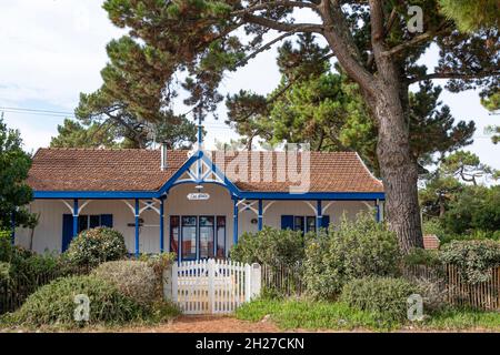 Les Flots, ein typisches traditionelles Haus im Viertel des Austernzüchters in Cap Ferret am Bassin d'Arcachon, Frankreich Stockfoto