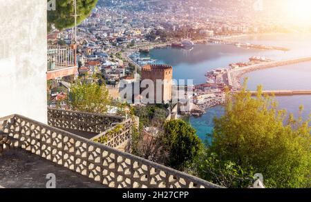 Nahaufnahme des Roten Turms, der lokal als Kizil Kule in Alanya, Antalya, Türkei, bekannt ist. Stockfoto