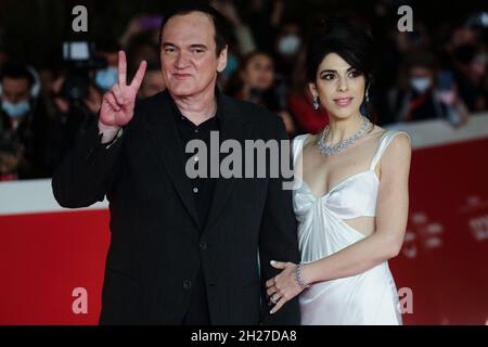 18. Oktober 2021, Rom, Italien: Regisseur QUENTIN TARANTINO und seine Frau DANIELLA PICKTEN sich auf dem roten Teppich der Filmfestspiele von Rom. (Bild: © Evandro Inetti/ZUMA Press Wire) Stockfoto