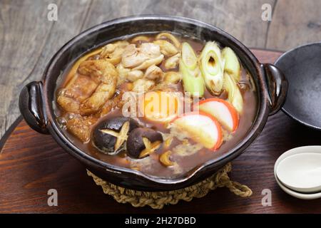 Miso Nikomi Udon ist ein japanisches Nudel-Hotpot-Gericht, das in Miso-Brühe gekocht wird und in Nagoya sehr beliebt ist. Zutaten sind Huhn, Shiitake Mushr Stockfoto