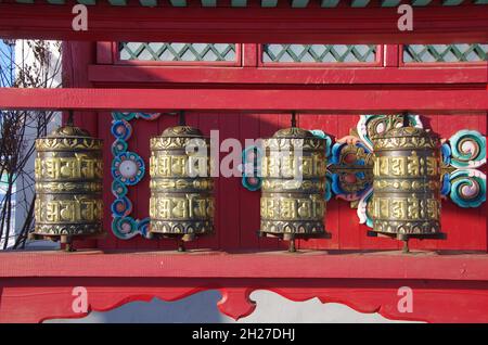 Gebetsräder im buddhistischen Kloster Ivolginsky Datsan in Sibirien, Russland Stockfoto