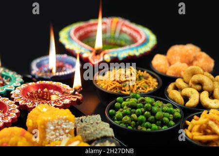 Gesalzene Knusprige Masala Namkeen Snacks Und Sweet Mithai Und Diya Deep Oder Dia Beleuchtet. Thema Für Navratri Pooja, Dussehra Puja, Deepawali Oder Shubh Dee Stockfoto