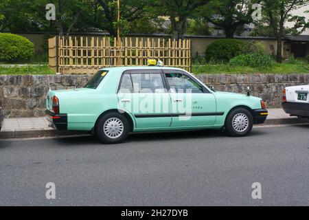 Das Stadttaxi von Kyoto wartet an der Straße auf die Abholung des Passagiers. Stockfoto