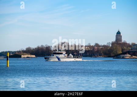 Helsinki / Finnland - 19. OKTOBER 2021: Das finnische Küstenschutzboot SL203 segelt am Achipelago von Helsinki. Die Festung Suomenlinna im Hintergrund Stockfoto